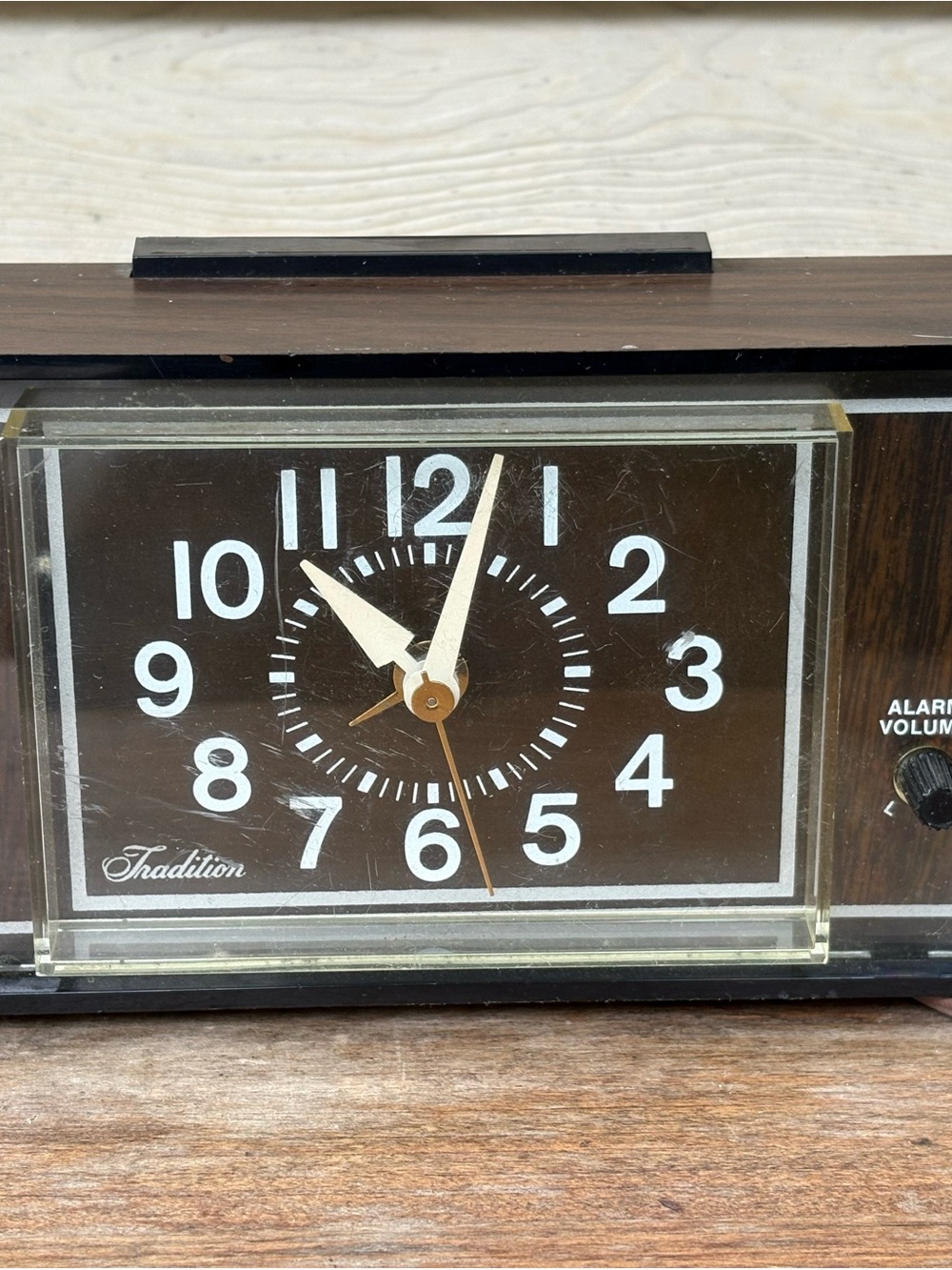 VTG Sears Roebuck Tradition electric analog alarm clock from the 1970s.